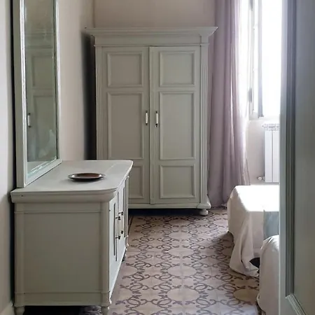 Hébergement de vacances Oreste, 4 Bedroom Period With View *