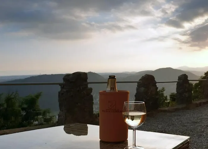 Oreste, 4 Bedroom Period With View 度假居